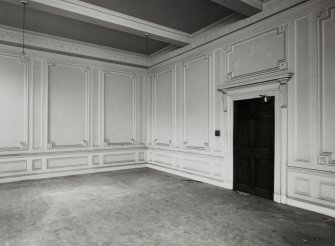 First floor, view of panelling and frieze