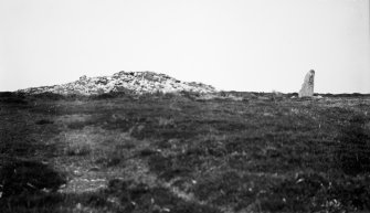 Cnoc Na Maranaich, photograph of cairn and standing stone.