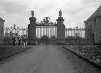 Floors Castle, gateway and lodges
View of central gate and piers, from NW