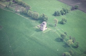 Oblique aerial view centred on Clackmannan Tower, taken from the NW