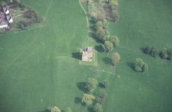 Oblique aerial view centred on Clackmannan Tower, taken from the W
