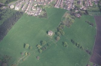 Oblique aerial view centred on Clackmannan Tower, taken from the SW