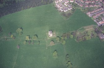 Oblique aerial view centred on Clackmannan Tower, taken from the SSW