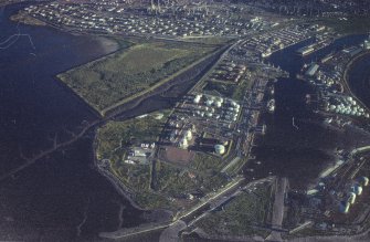 Oblique aerial view centred on the docks, taken from the N.