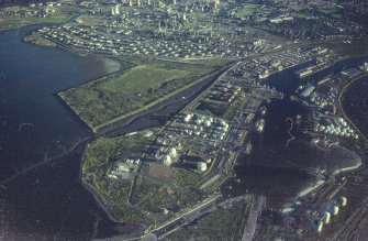 Oblique aerial view centred on the docks, taken from the N.