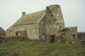 Sanday, Thrave Steading: Detail of former dwelling with one-piece eaves stone