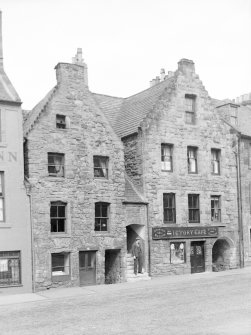 View from S, showing the Victory Cafe, Linlithgow.