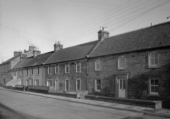 General view of 36-44 Kilbagie Street, Kincardine on Forth.