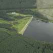 Oblique aerial view centred on the dam with the keeper's house adjacent, taken from the SW.