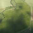 Oblique aerial view centred on the cropmarks of the unenclosed settlement, enclosure and rig, taken from the NW.