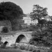 Newmills, Old Bridge.
View of bridge from the west.
Scanned from glass plate negative. Original envelope annotated by Erskine Beveridge 'Newmilns Bridge'