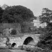 Newmills, Old Bridge.
View of bridge from the west.
Scanned from glass plate negative. Original envelope annotated by Erskine Beveridge 'Old Newmilns Bridge'