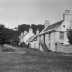 Crombie Point, Black Anchor Inn.
View of Inn and adjacent houses.
Scanned from glass plate negative. Original envelope annotated by Erskine Beveridge 'Village. Crombie Point'