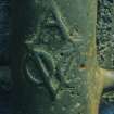 Close up of the A-VOC cipher of the Amsterdam chamber of the Verenigde Oostindische Compagnie (Dutch East India Company), although the ship belonged to the Middelburg chamber of the Company, the cipher of which was Z-VOC. This indicates that ordnance was exchanged between the various chambers.