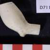 Clay pipe bowl and very short piece of stem, D7116 (HXD 008). Scale in centimetres.