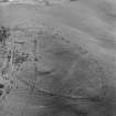 Oblique aerial view centred on the remains of the fort, settlement and cairn, Black Hill, Lesmahagow.