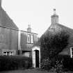 Entrance elevation of Hawthorn Cottage and north gable of Melville House