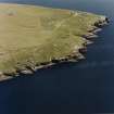 Oblique aerial view of Orkney, South Ronaldsay, Hoxa Head, First and Second World War coastal batteries and the Second World War Balfour Battery taken from the NW.  Also visible are the concrete hut bases of the accommodation camp.