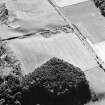 Oblique aerial view centred on the cropmarks of possible pits and further cropmarks, taken from the E.