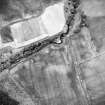 Oblique aerial view centred on the cropmarks of the possible enclosure, enclosure and enclosed cremation cemetery, taken from the S.