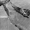 Inverdunning House, oblique aerial view, taken from the SE, centred on the cropmarks including those of pits. Cropmarks of an enclosure are visible in the bottom half of the photograph, and Inverdunning House is visible in the top half.