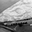 Oblique aerial view centred on the cropmarks of the palisaded enclosure, souterrain and pit-alignment, taken from the SW.