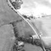 Oblique aerial view centred on the cropmarks of the unenclosed settlement and circular enclosure, taken from the WSW.