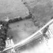 Oblique aerial view centred on the cropmarks of the unenclosed settlement and circular enclosure, taken from the SSE.