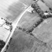 Oblique aerial view centred on the cropmarks of the unenclosed settlement and circular enclosure, taken from the NNE.