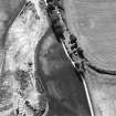 Kirktonbarns, oblique aerial view, taken from the SE, centred on linear cropmarks and cropmarks of cultivation remains and a possible timber building.