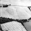 Oblique aerial view centred on the cropmarks of the Roman temporary camp, taken from the NNW.