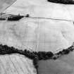 Oblique aerial view centred on the cropmarks of the Roman temporary camp, taken from the NW.