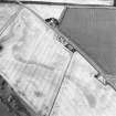 Oblique aerial view centred on the cropmarks of the Roman Temporary Camp and ring-ditches, taken from the SE.