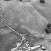 Oblique aerial view centred on the cropmarks of the Roman temporary camp and field-system, taken from the SW.