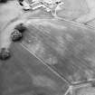 Oblique aerial view centred on the cropmarks of the Roman temporary camp and field-system, taken from the NE.
