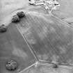 Oblique aerial view centred on the cropmarks of the Roman temporary camp and field-system, taken from the NNE.