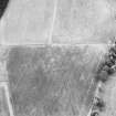 Oblique aerial view centred on the cropmarks of the Roman Temporary Camp, taken from the NW.