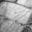 Oblique aerial view centred on the cropmarks of the pit-alignment with the cropmarks of the square pit and the rig and the farmsteading adjacent, taken from the SSW.