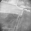 Oblique aerial view centred on the cropmarks of the settlement, field boundary and rig, taken from the NNE.
