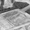 Oblique aerial view centred on the cropmarks of the pit-alignment, taken from the NNW.