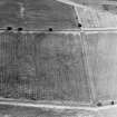 Oblique aerial view centred on the cropmarks of the settlement and enclosures, taken from the S.