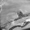 Oblique aerial view centred on the cropmarks of the fort, linear cropmark and cropmarks of the building, taken from the SSE.