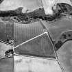 Oblique aerial view centred on the cropmarks of the settlement and possible enclosure, taken from the NNE.