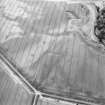 Oblique aerial view centred on the cropmarks of the unenclosed settlement, taken from the SSE.