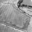 Oblique aerial view centred on the cropmarks of the unenclosed settlement and rig, taken from the SSE.