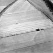 Oblique aerial view centred on the cropmarks of the Roman fort, pits and trackway, taken from the NW.
