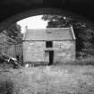 Byre seen through archway of steadings (froom South West)