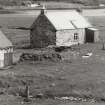 Sanday, Cnoc an Tionail. View of cottage from SW.